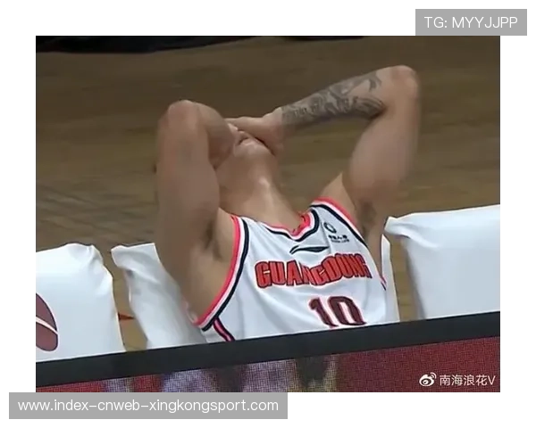 CBA 球员赛后怒甩毛巾！队友看傻