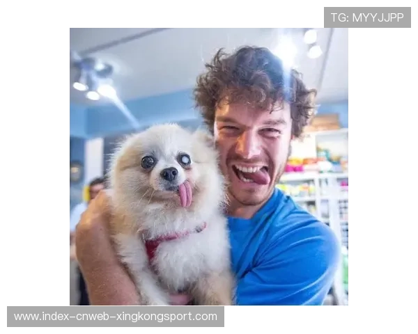 世界冠军与宠物合照爆红
